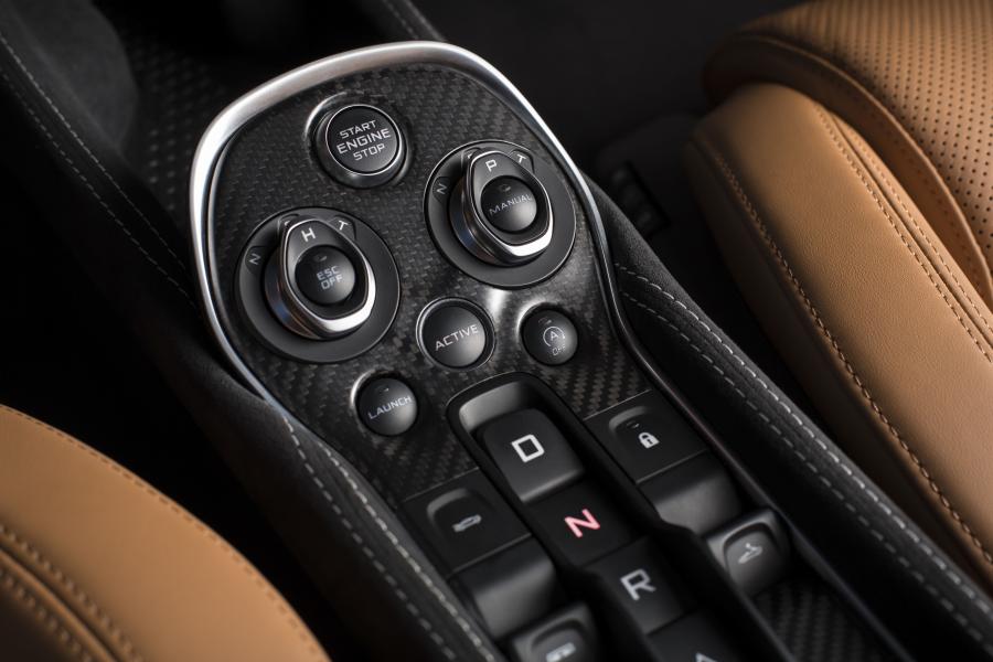 Детали интерьера McLaren 570S Spider 2017 года  (UK) (фото 16 из 56)